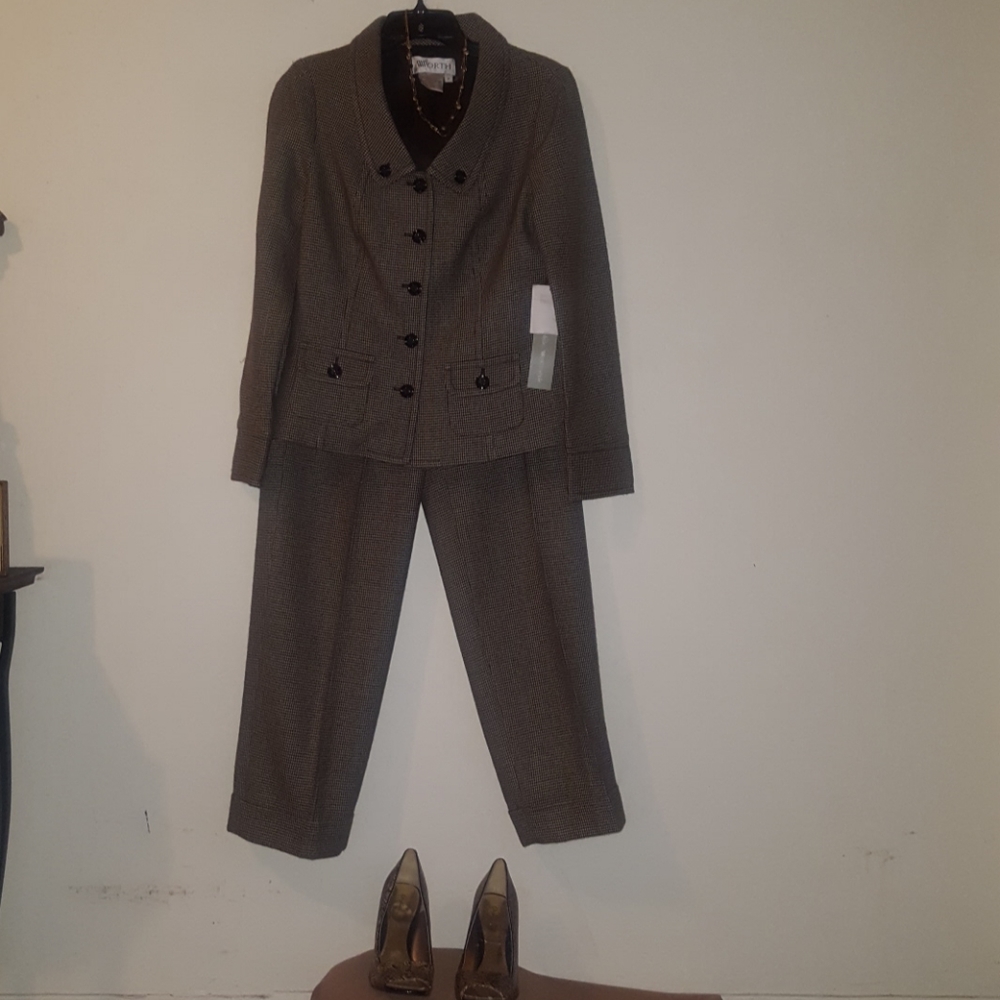 Worth pants suit